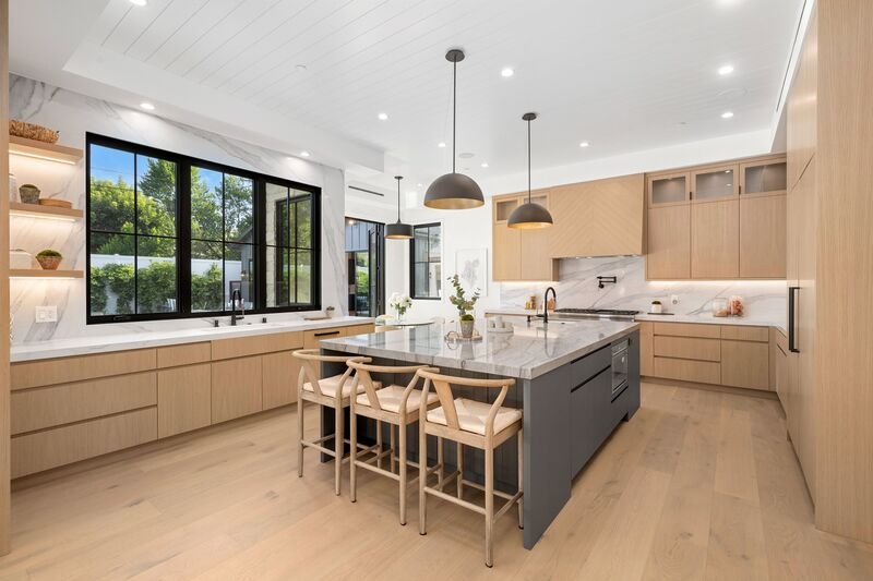 cocina interior con una isla grande