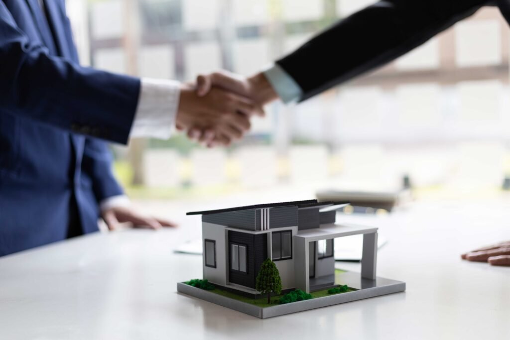 maqueta de casa cerrando trato